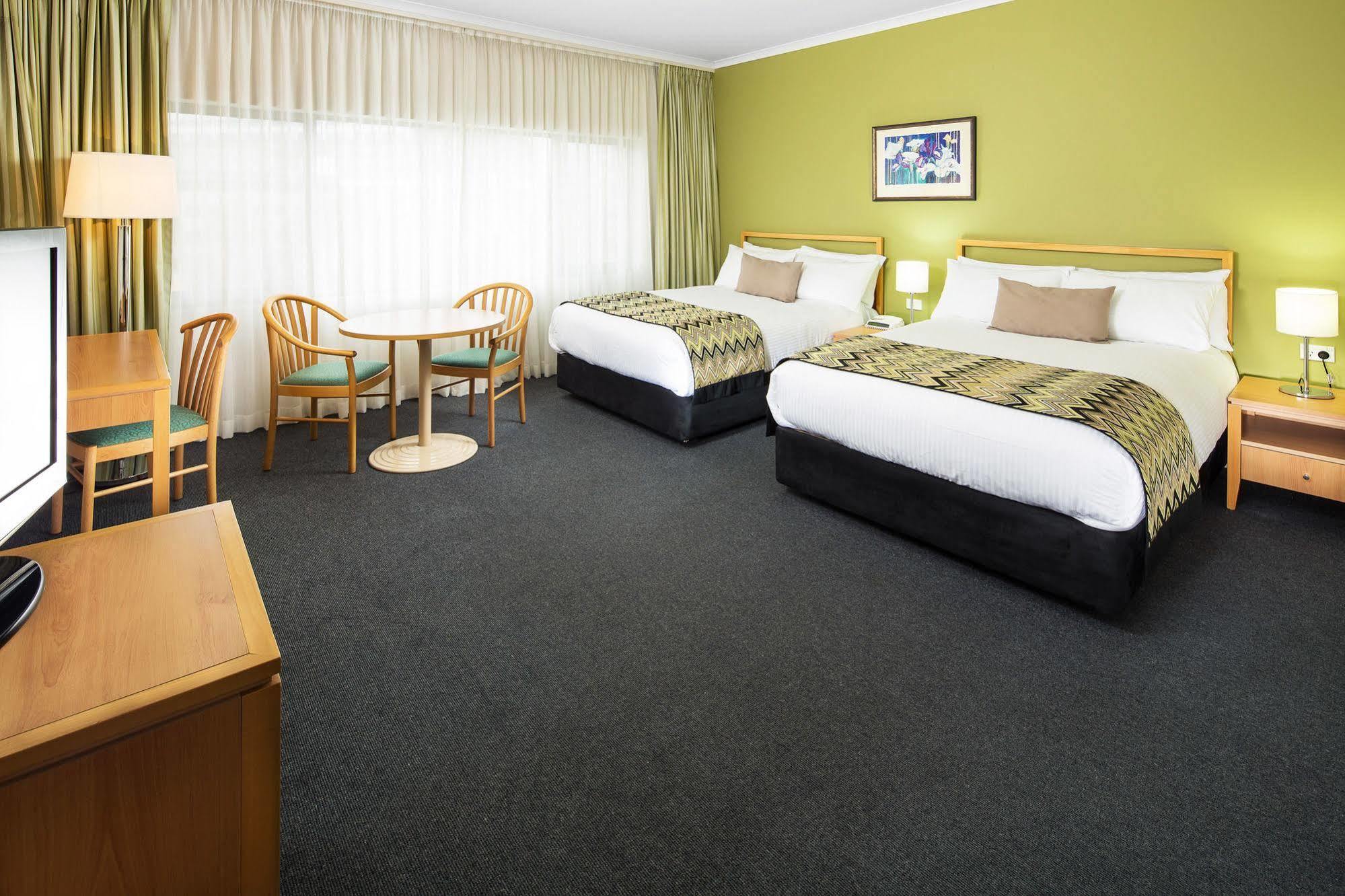 The Woden Hotel Phillip Exterior photo